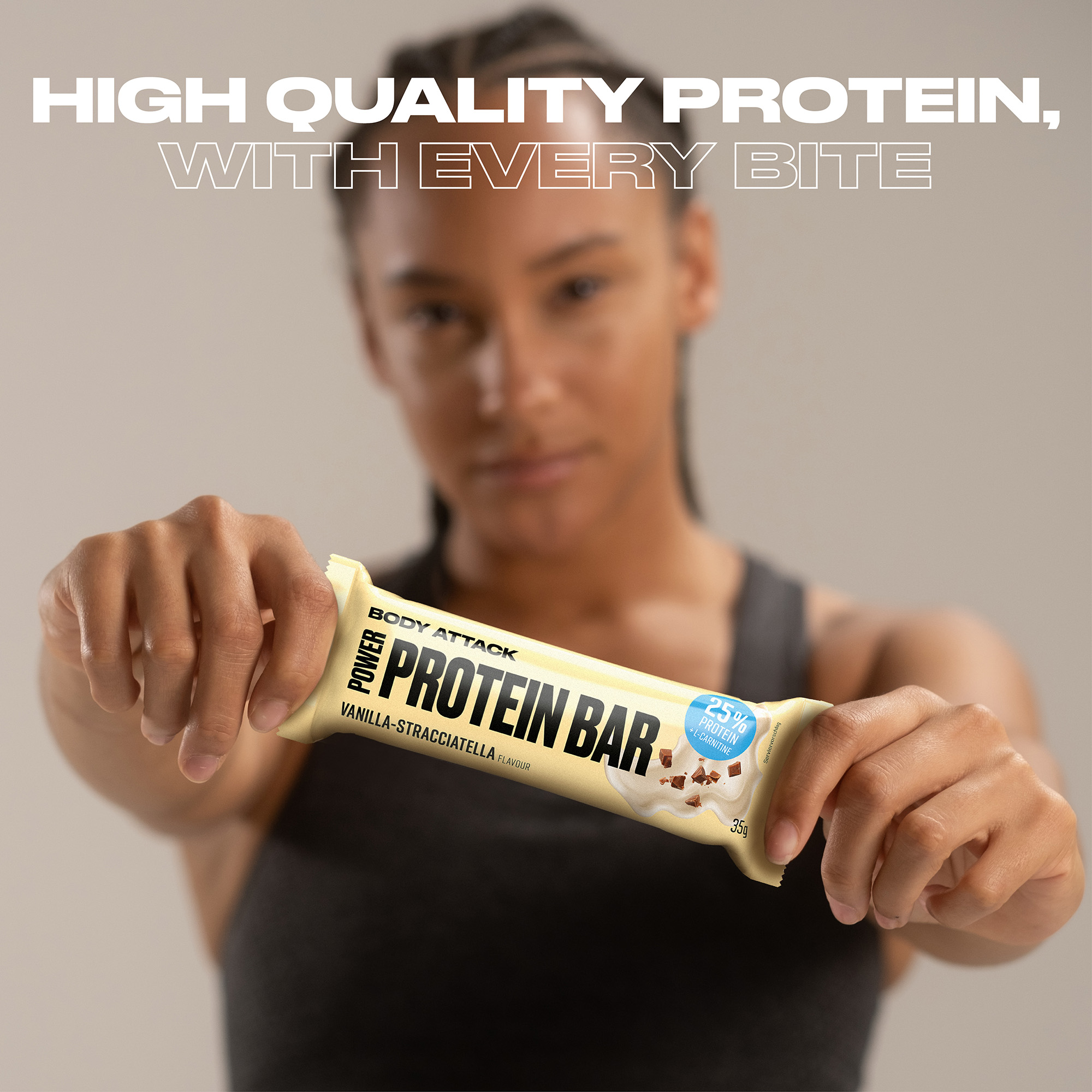Eine Frau hält einen Power Protein Bar in die Kamera