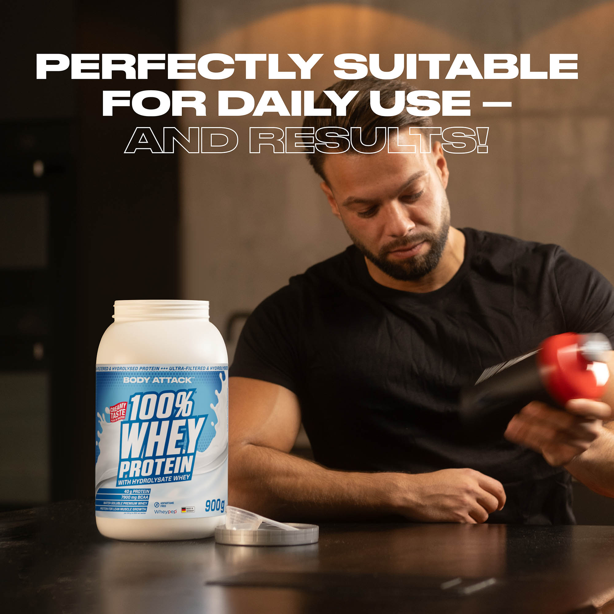 Ein Mann bereitet sich einen 100% Whey Protein Shake zu