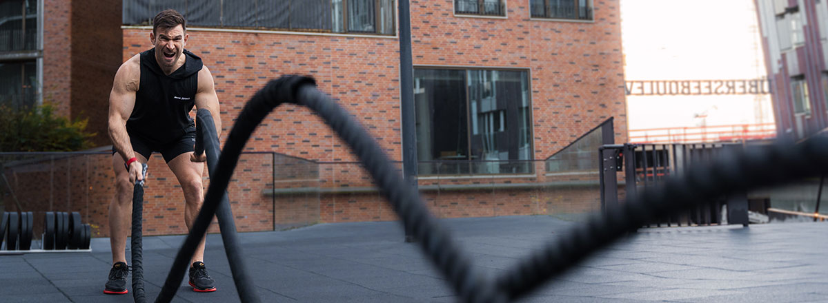 Sportler im Seilworkout