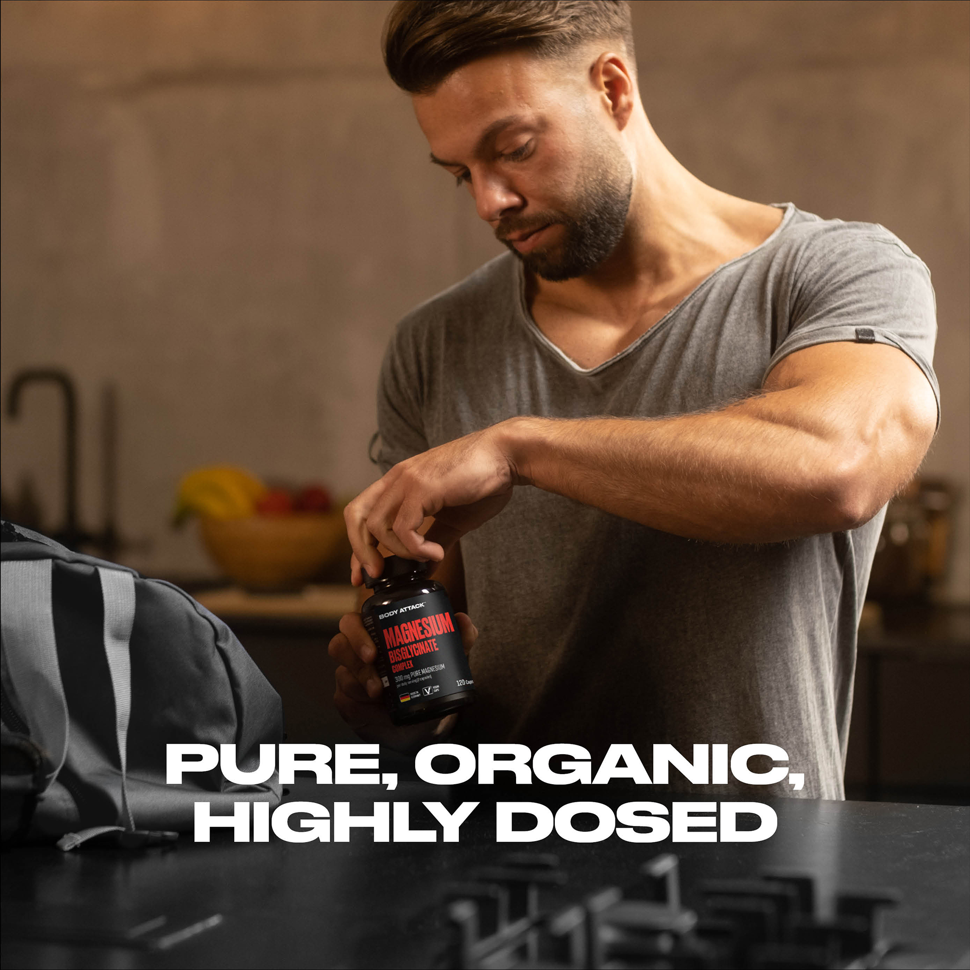 Ein Mann öffnet eine Dose Magnesium Bisglycinate Complex