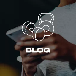 Frau hält Handy mit ihren beiden Händen