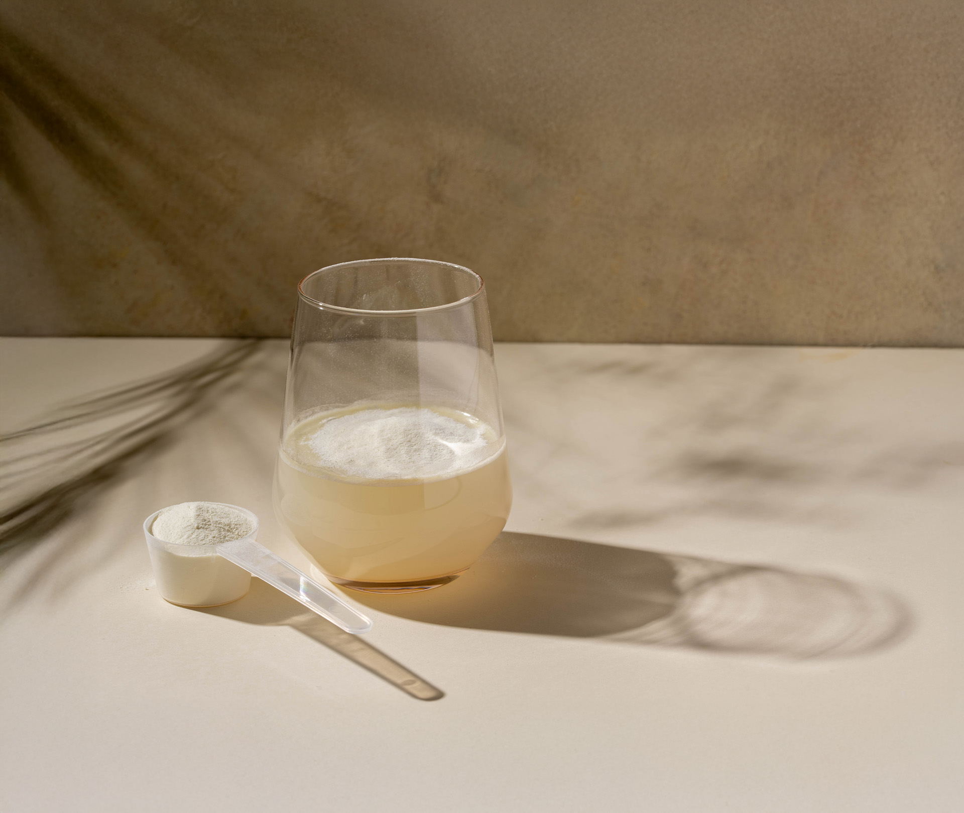 Ein Glas mit Collagen-Pulver