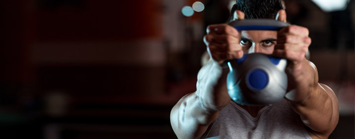 Sportler beim Kettleball Workout