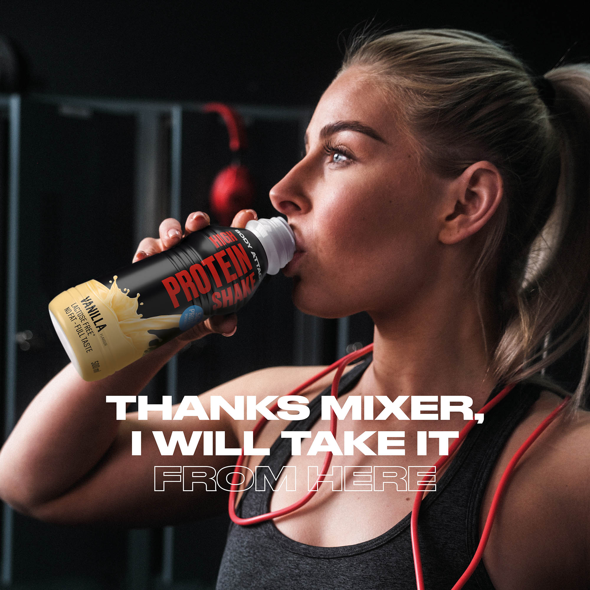 Eine Sportlerin trink einen High Protein Shake Vanilla