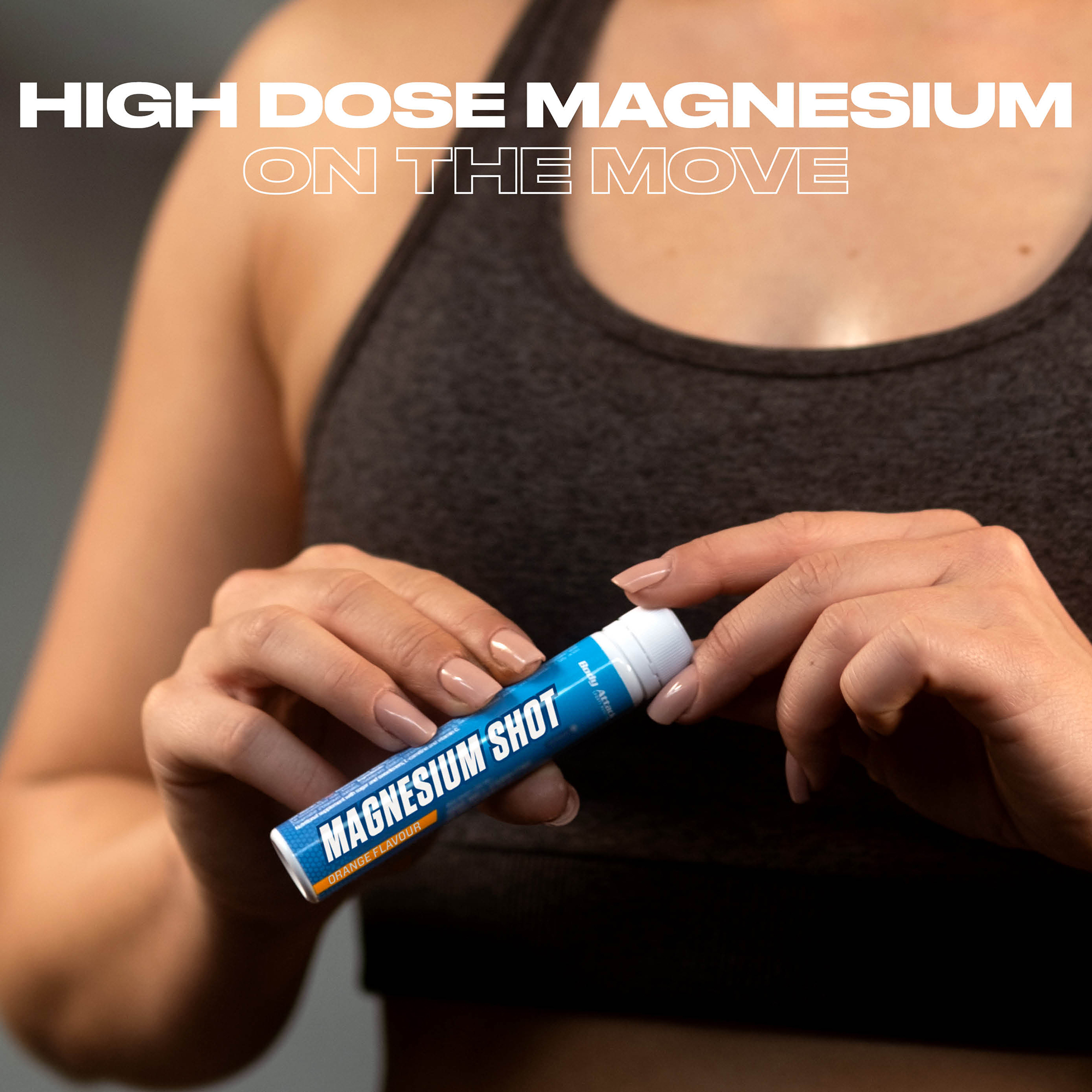 Eine Frau öffnet eine Magnesium Shot Packung