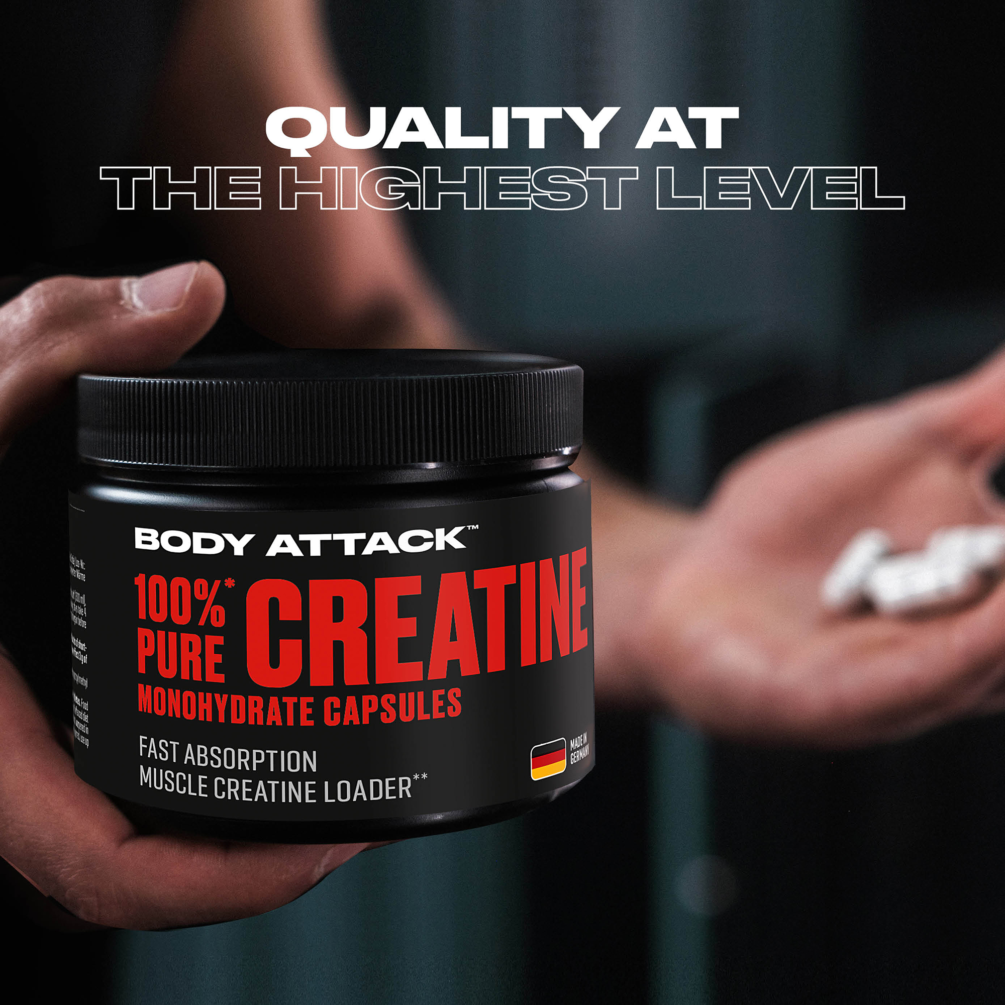 Ein Mann hält eine Creatine Dose und Creatine Capseln in der anderen Hand