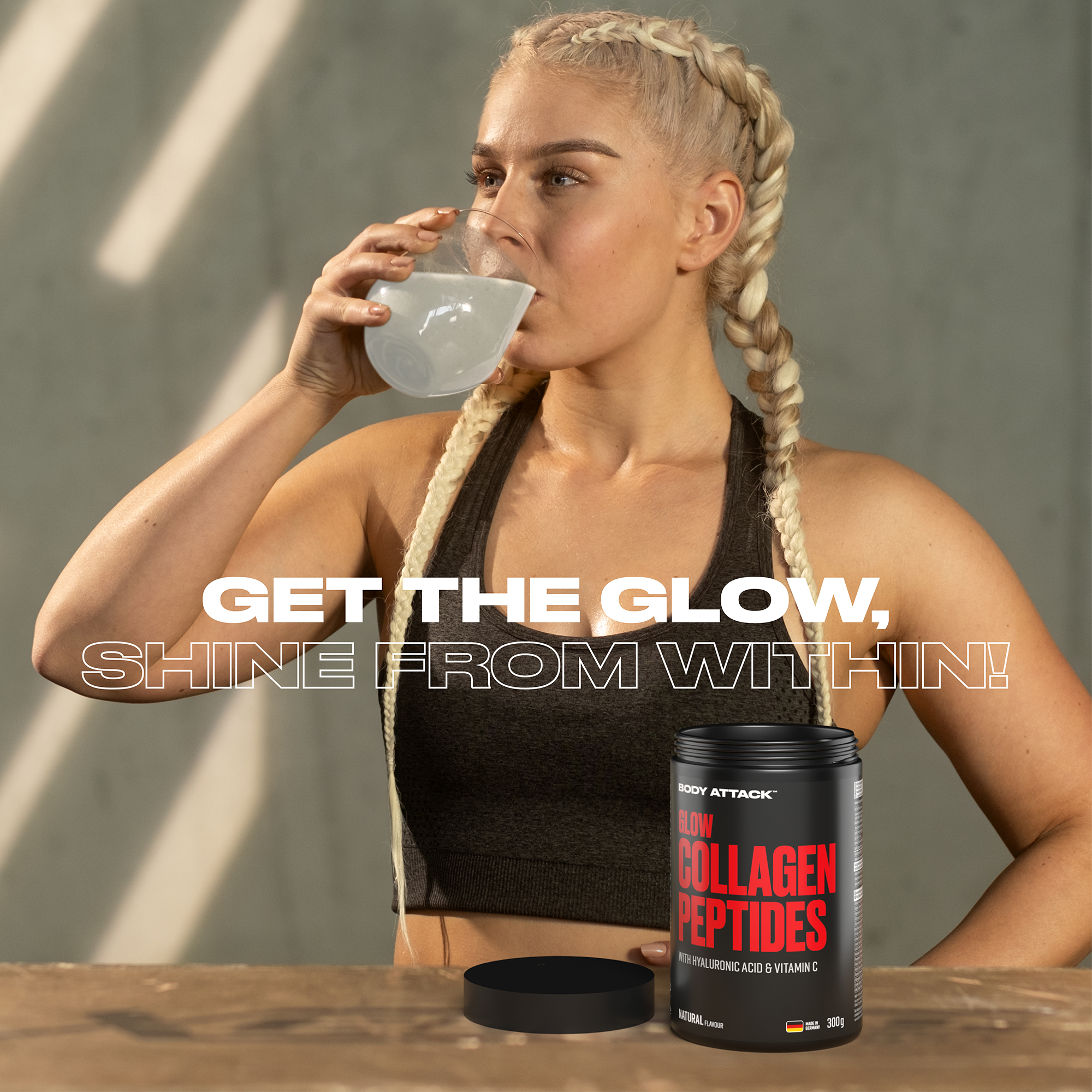 Eine Sportlerin trink ein Glas Glow Collagen Peptides