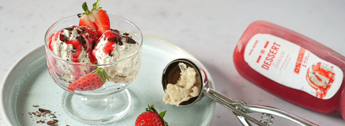 Eis mit Erdbeeren und Strawbeery Dessertsauce