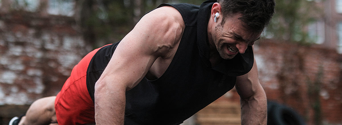 Sportler macht Liegestütz