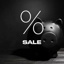 Ein schwarzes Sparschwein im Vordergrund die Aufschrift Sale