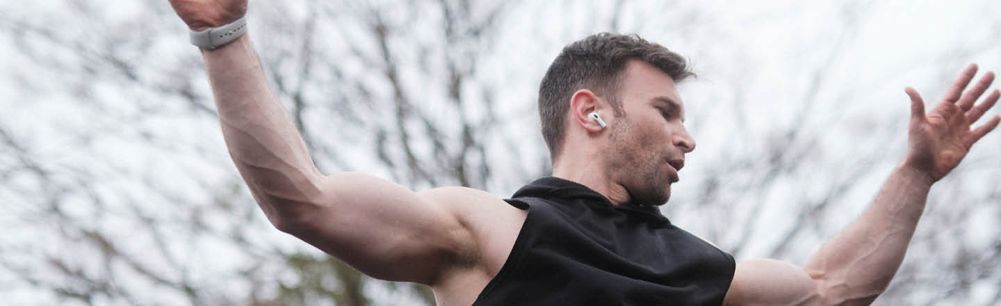 Sportler trainiert draußen