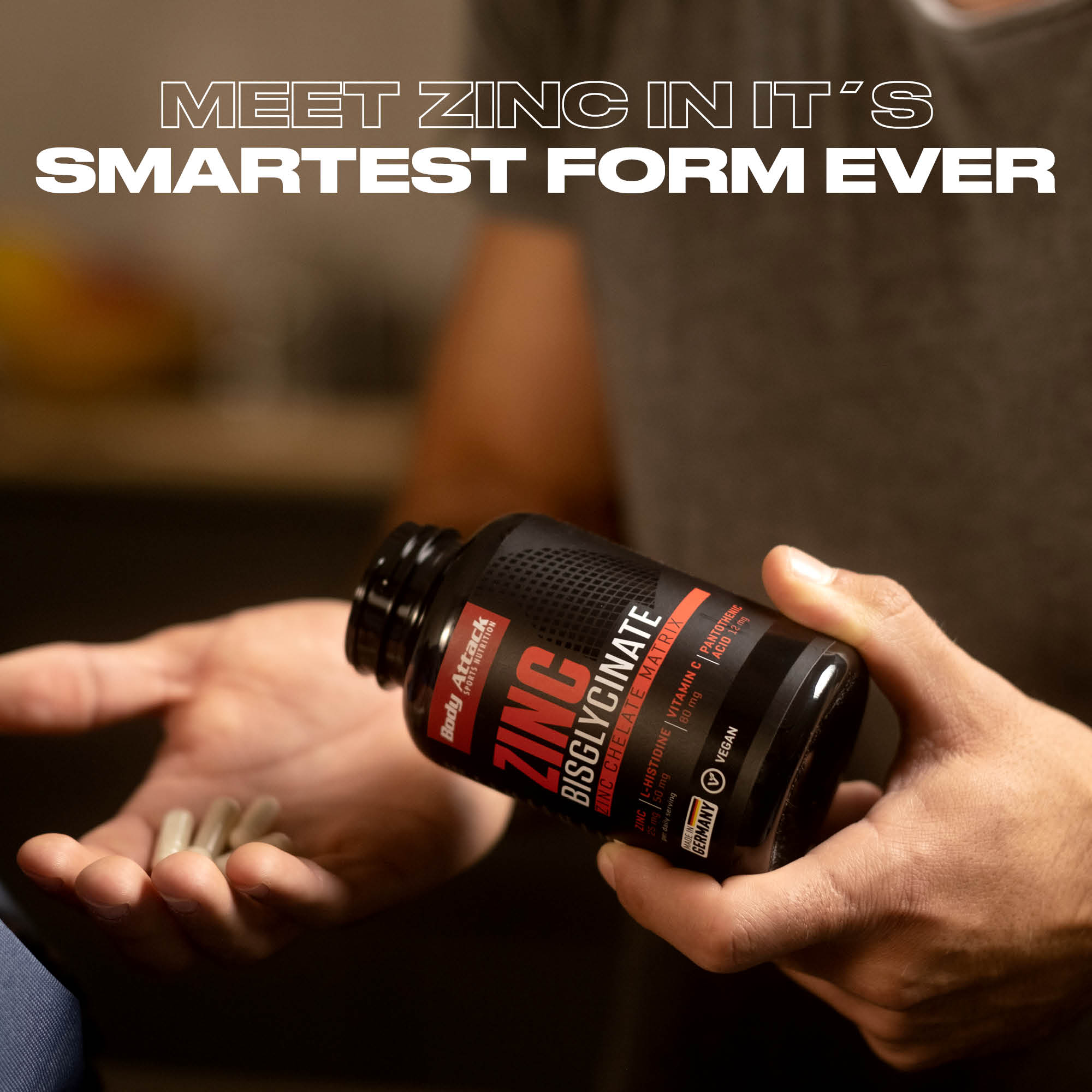 Zinc Bisglycinate Caps werden in eine Hand gefüllt