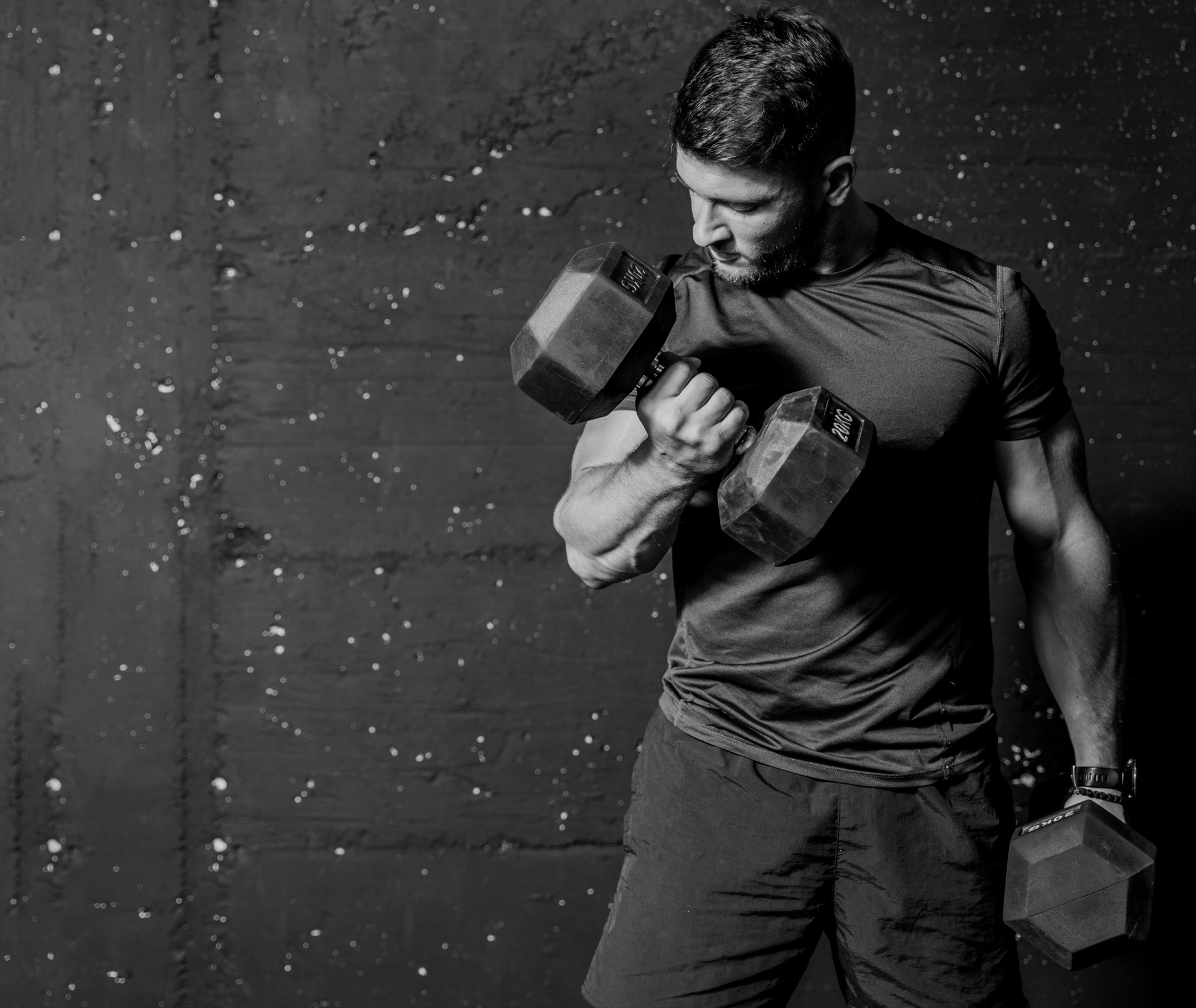 Mann beim Bizepstraining