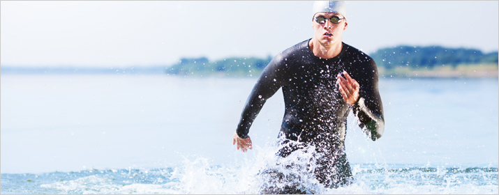 Schwimmer aus dem Wasser laufend