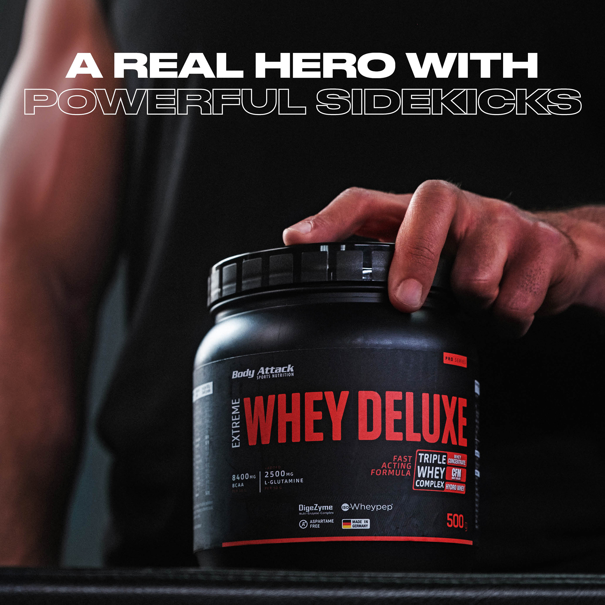 Ein Mann hält eine Extreme Whey Deluxe Dose in der Hand
