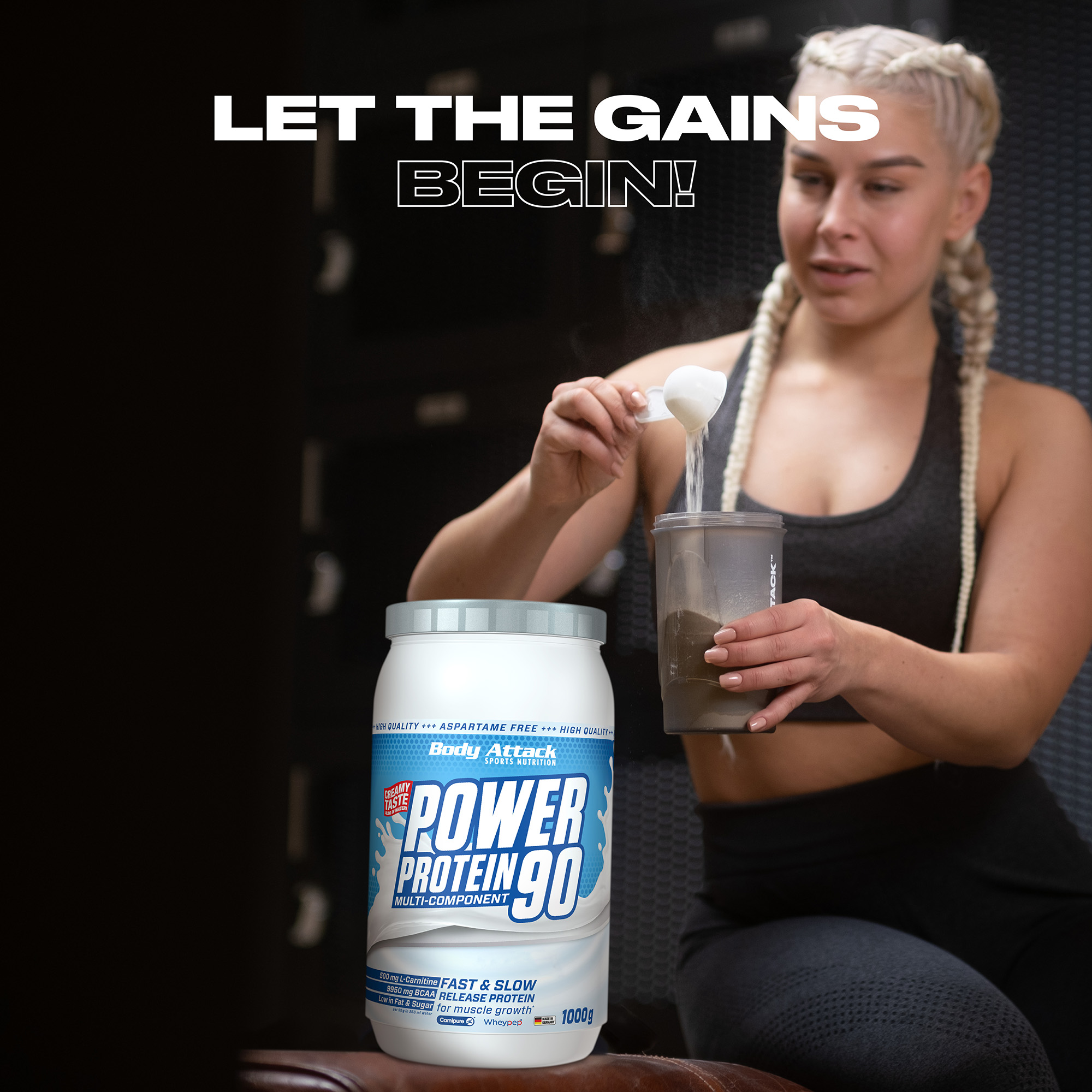 Eine Frau die sich einen Protein-Shake macht mit Power Protein 90