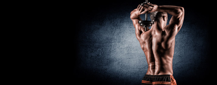 Fitness Sportler trainiert Rücken mit einer Kurzhantel