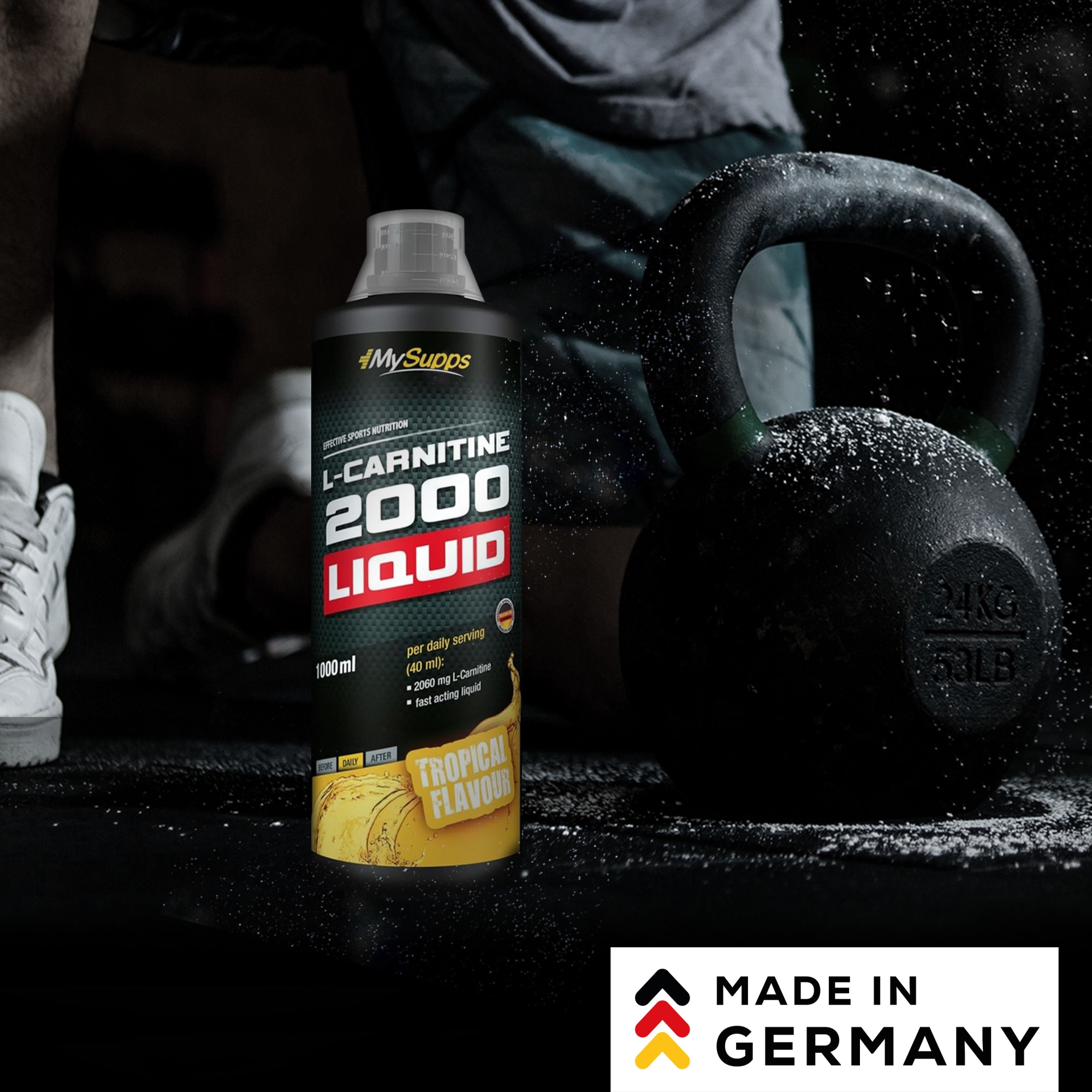 Eine L-Carnitine 2000 Liquid Flasche steht neben einem Gewicht