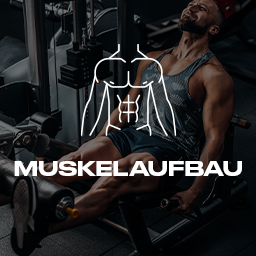 Mann beim Training am Beinegerät im Vordergrund die Aufschrift Muskelaufbau