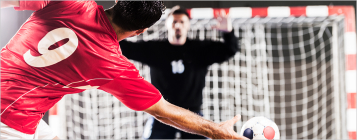 Handballspieler im Wurf aufs Tor
