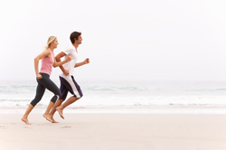 2 Frauen joggen am Strand