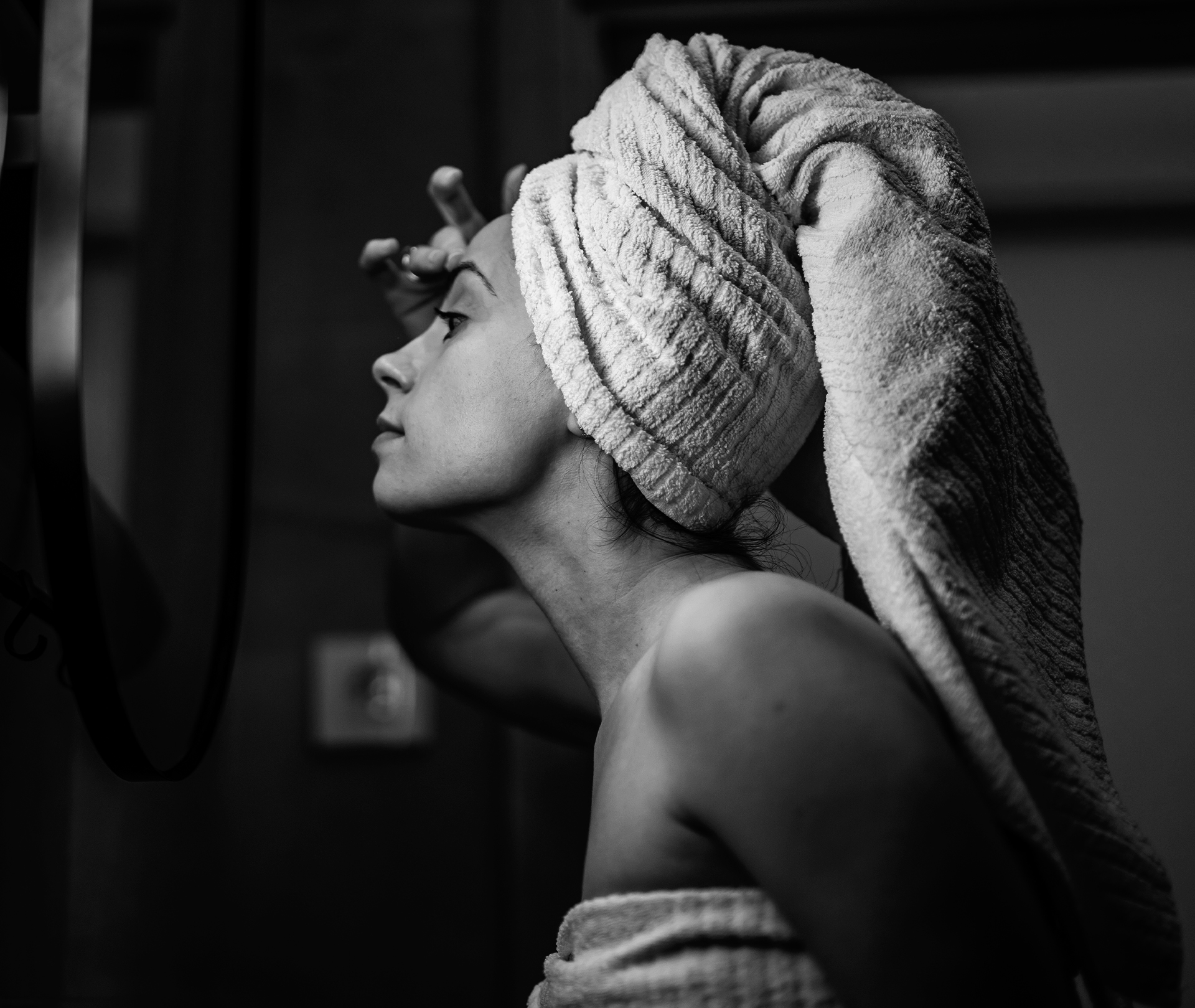 Frau schaut in einen Spiegel