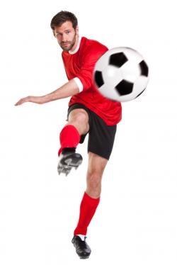 Fussball Spieler im schießt einen Ball