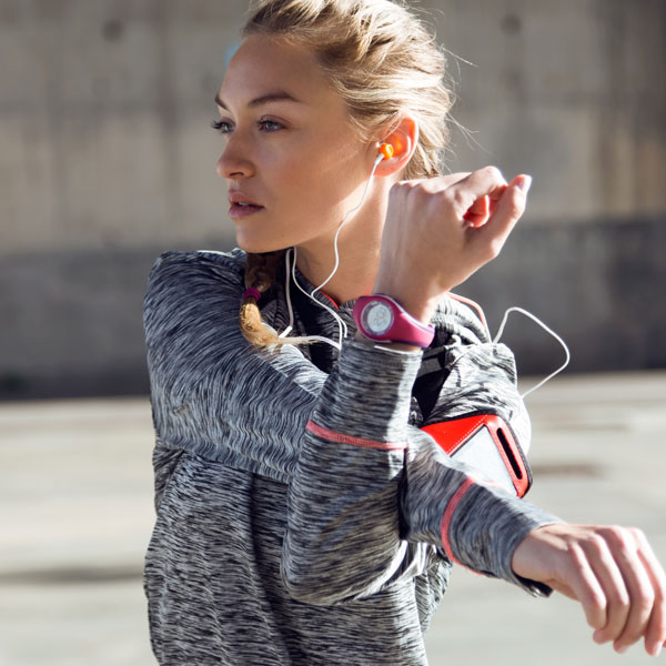 Sportlerin dehnt ihre Arme