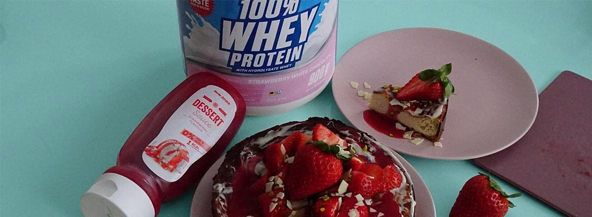 Schoko-Erdbeer-Protein-Kuchen mit Strawberry Dessertsauce
