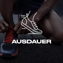 Mann beim Schuhebinden im Vordergrund die Aufschrift Ausdauer