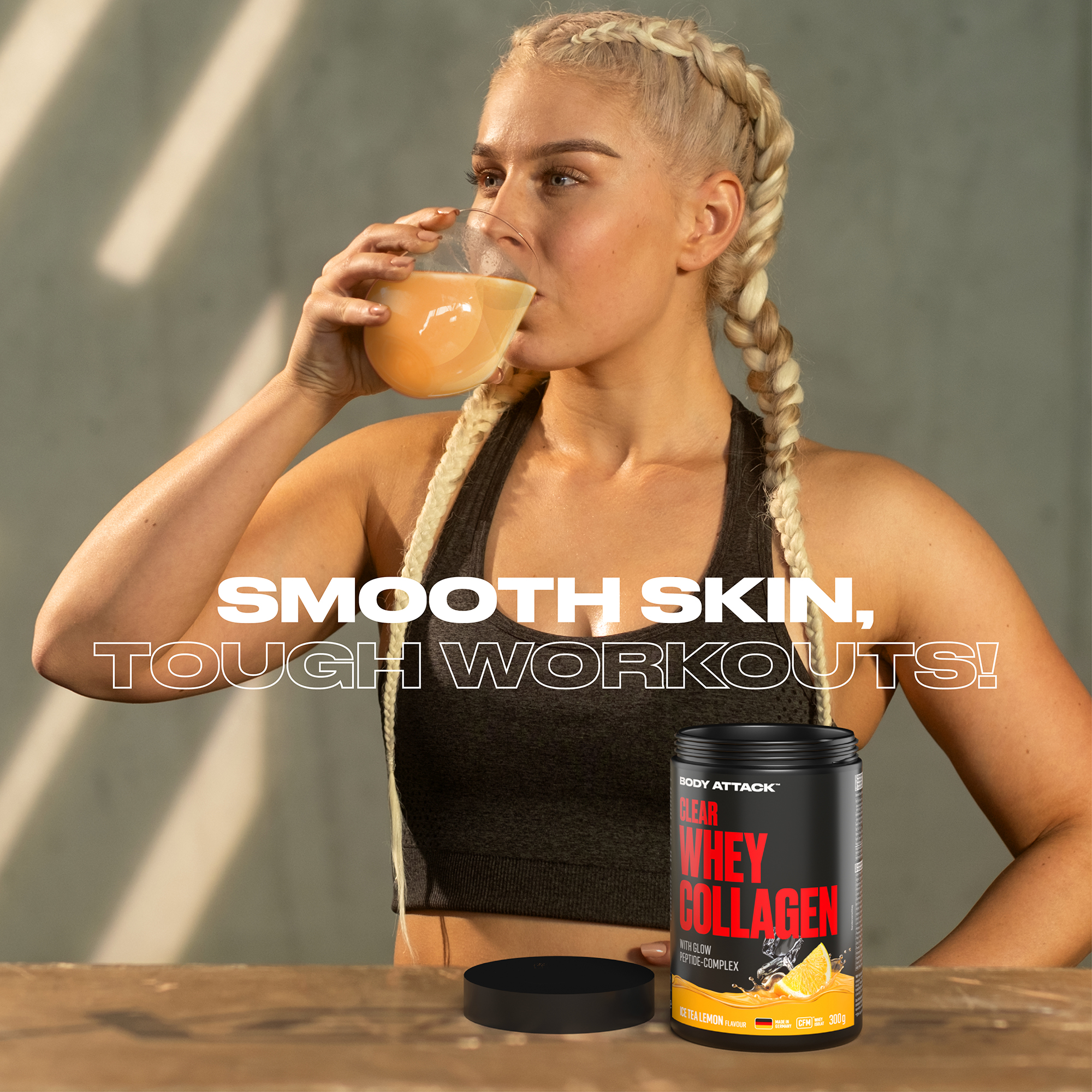 Eine Sportlerin trink Clear Whey Collagen aus einem Glas