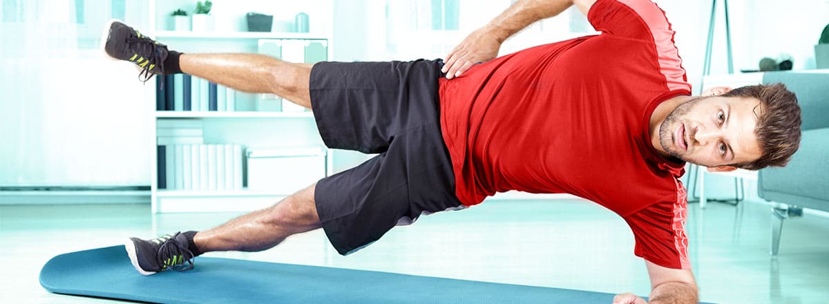 Fitness Sportler in der seitlichen Plank