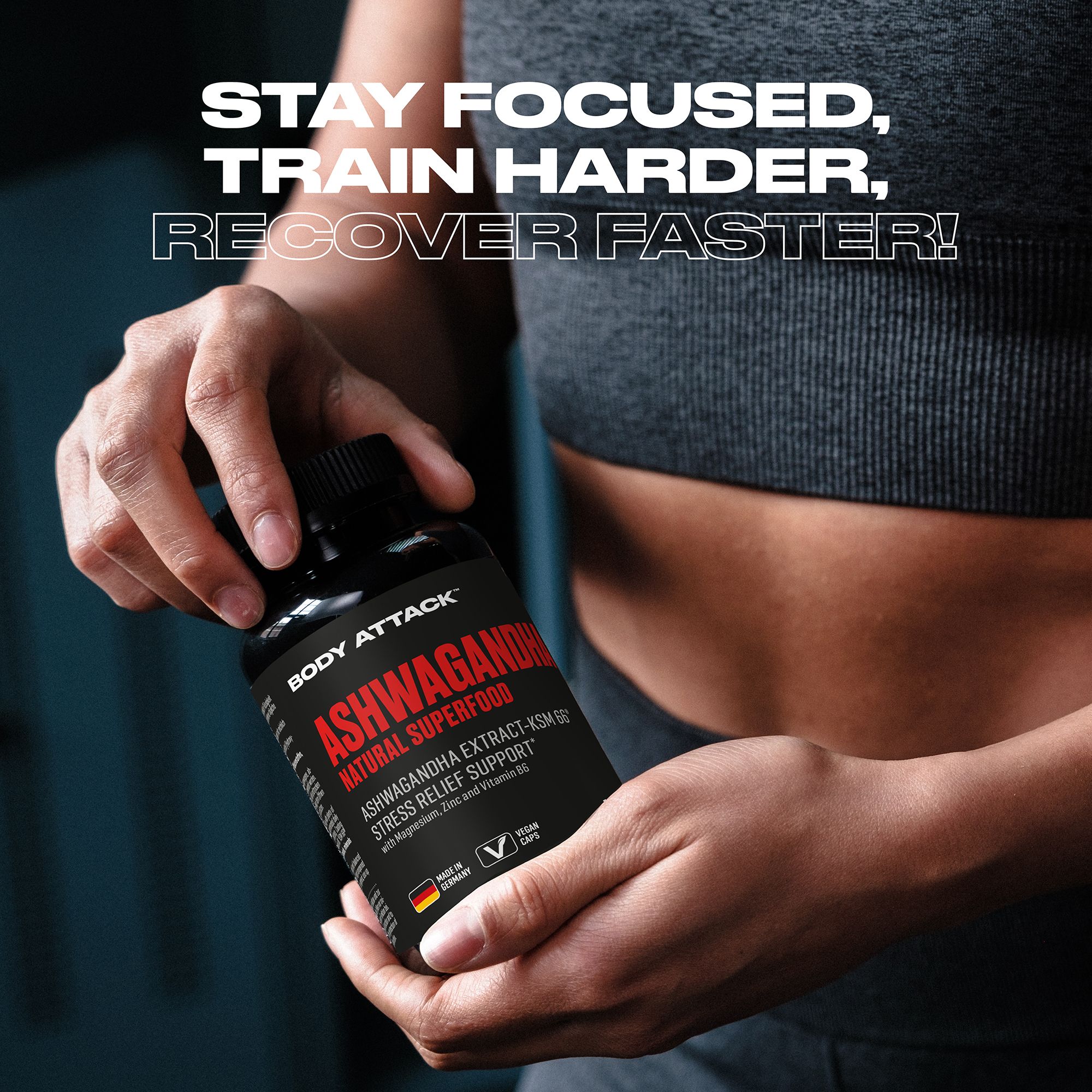 Eine Frau hält eine Ashwagandha Dose in den Händen