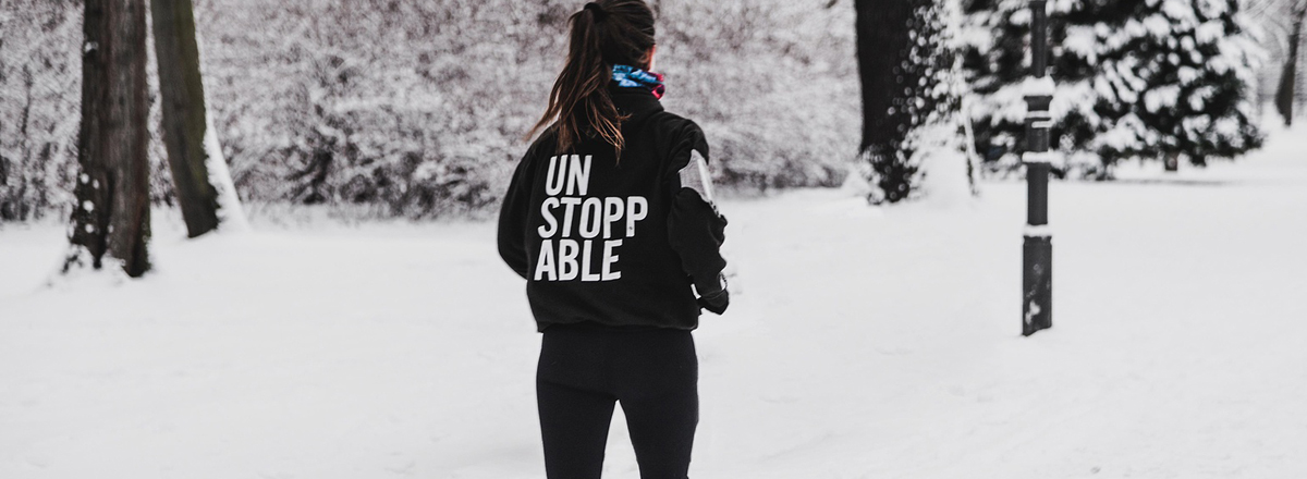 Sportlerin joggt im Schnee