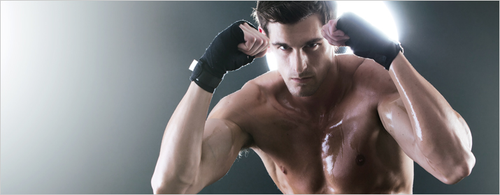 Boxer posiert mit Fäusten vorm Gesicht