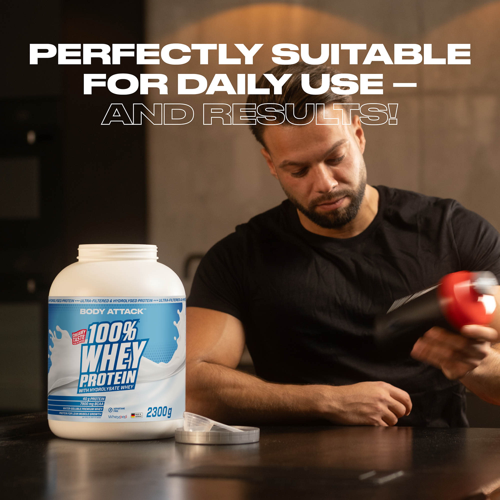 Ein Mann macht sich einen 100% Whey Protein Shake