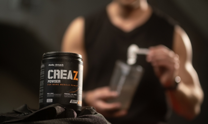 Sportler nimmt Creatin