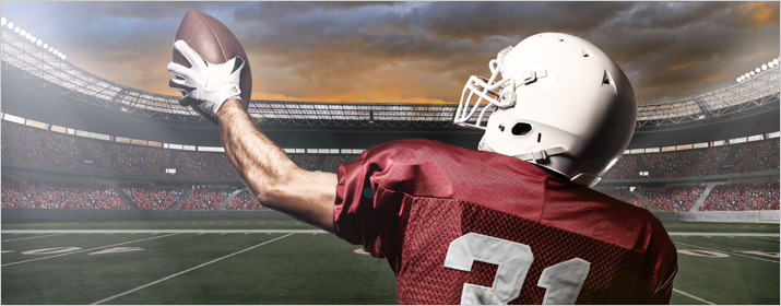 Footballspieler fängt Football