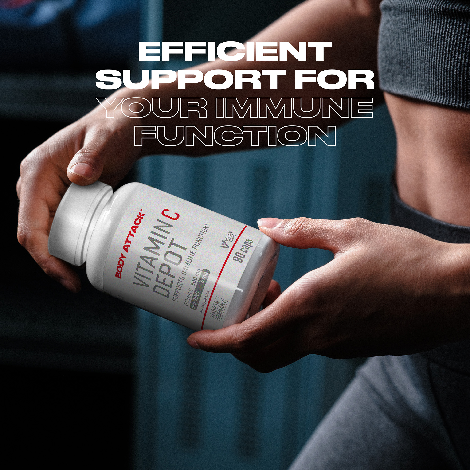 Eine Frau hält eine Vitamin C Depot Dose in den Händen