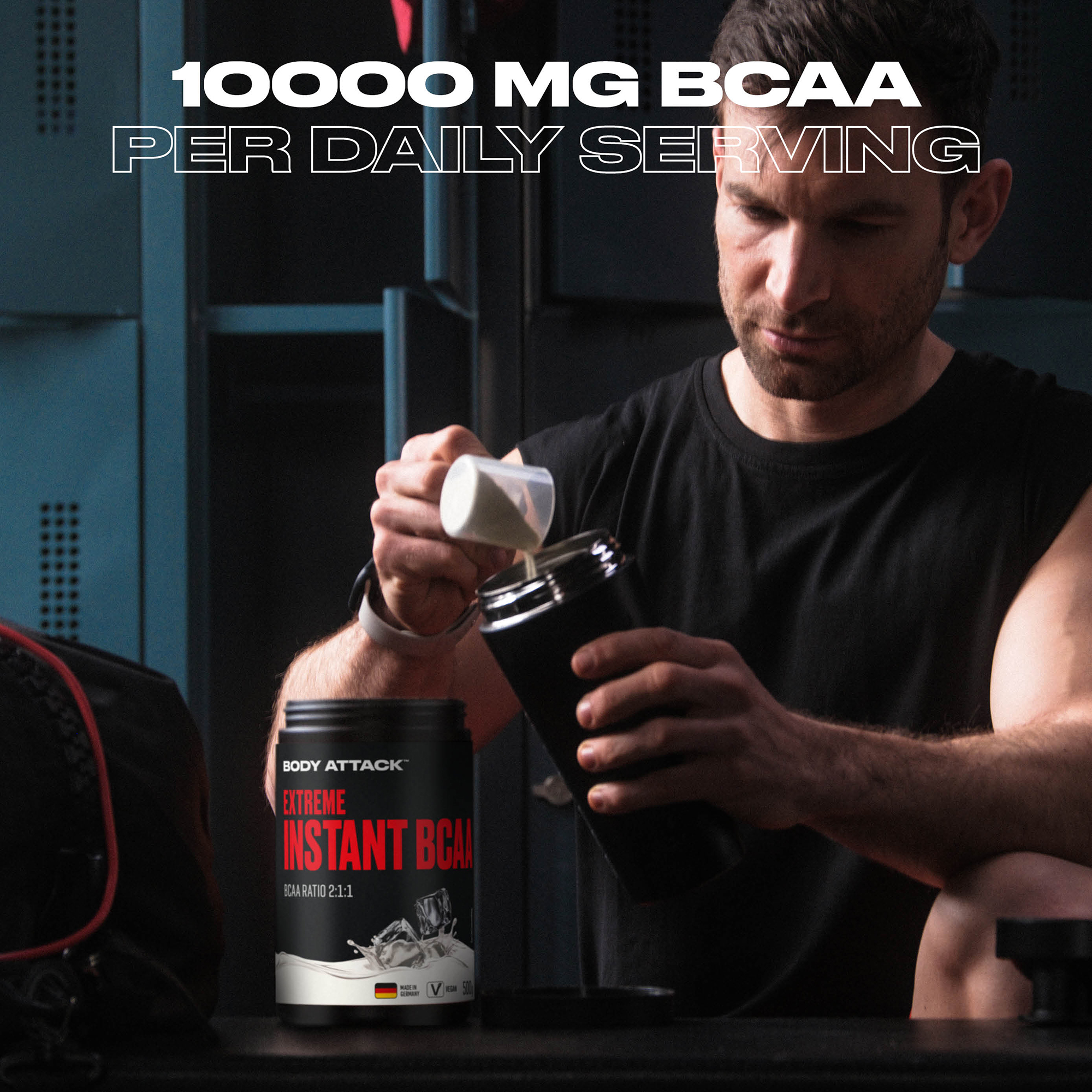 Ein Sportler macht sich eine Extreme Instant BCAA Shake