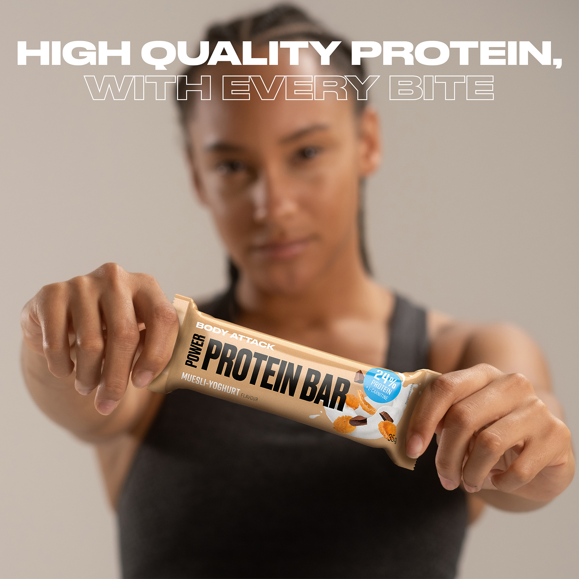 Eine Frau hält einen Power Protein Bar in die Kamera