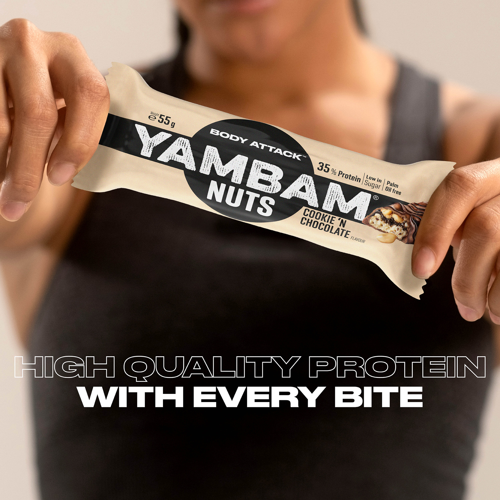 Eine Frau hält ein Yambam Nuts Riegle in die Kamera