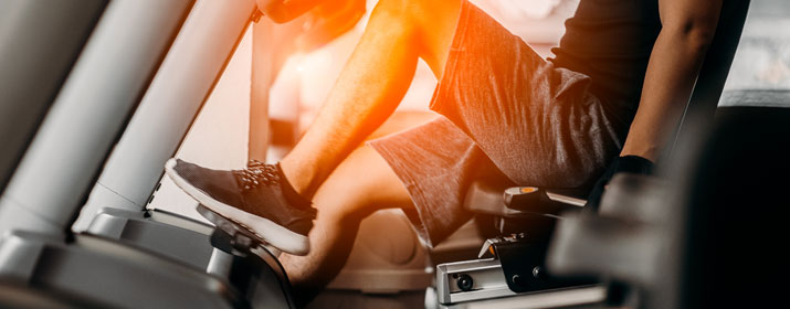 Sportler beim Indoor Radfahren