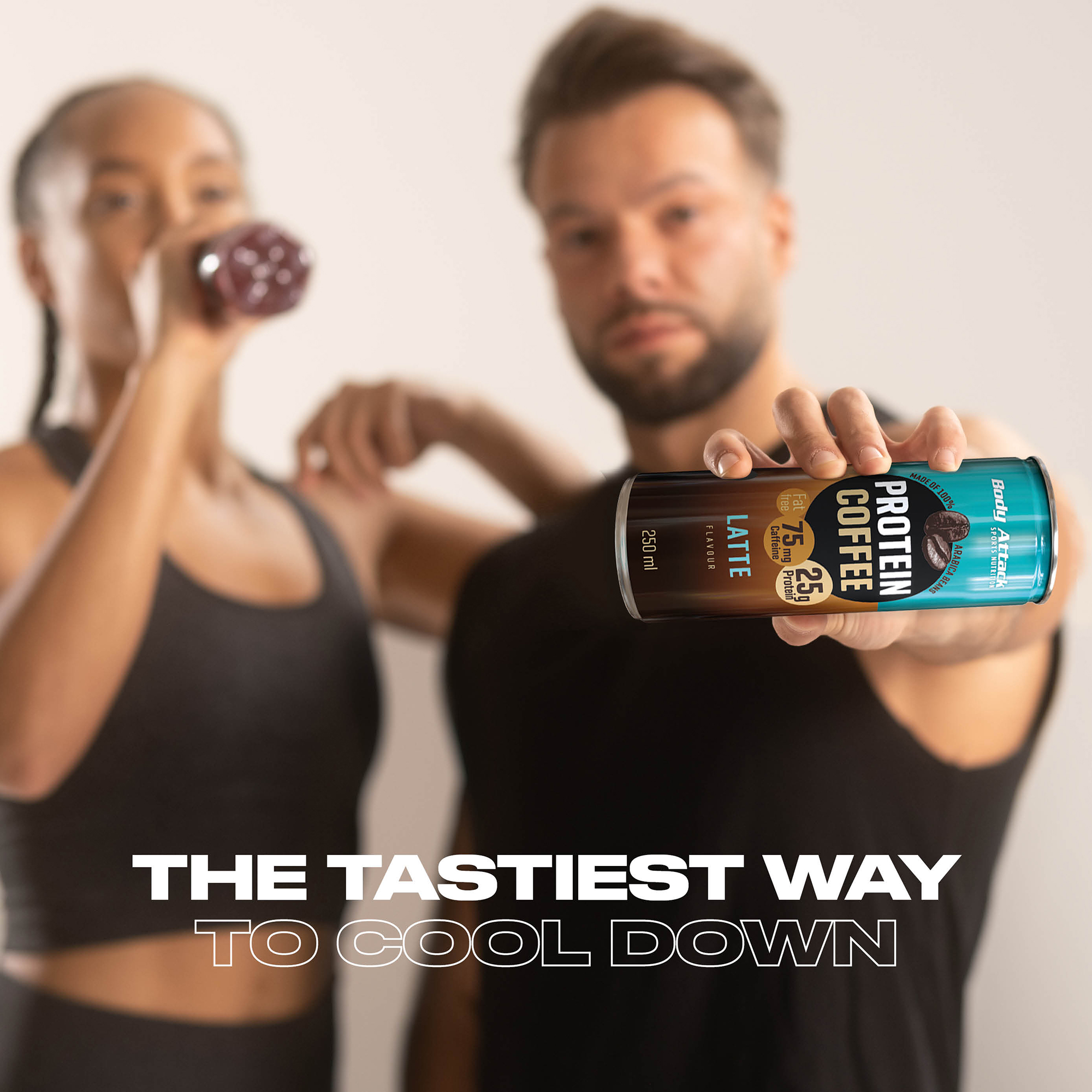 Eine Frau trink Protein Coffee & Mann hält diesen in die Kamera