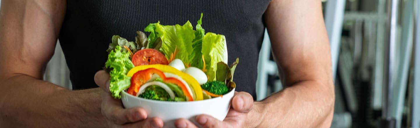 Ein Mann hält eine Salatschale in den Händen