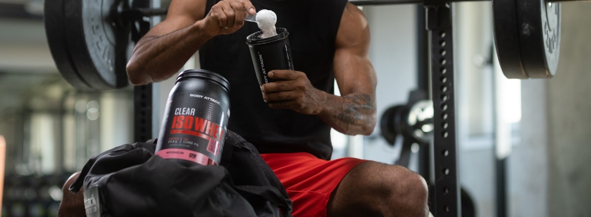 Sportler im Gym macht sich ein Iso Clear Shake