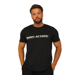 Ein Mann im schwarzen Body Attack Shirt