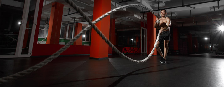 Sportler trainiert an Seilen