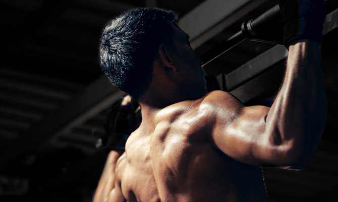 Fitness Sportler macht Klimmzüge