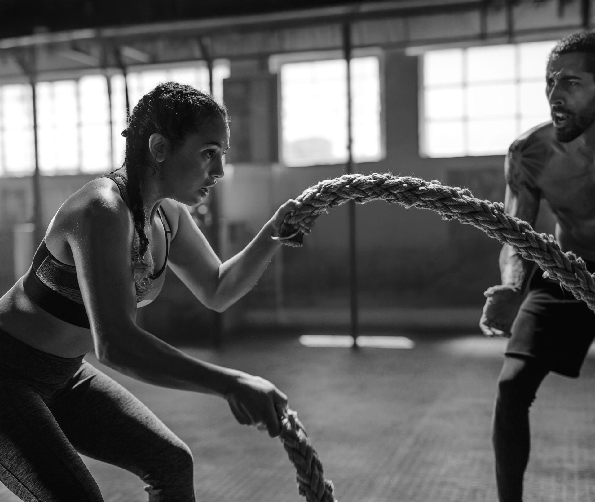 Frau beim Kabeltraining